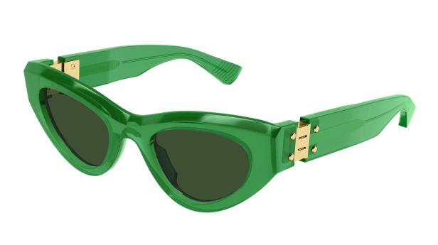 Eine grüne Cat-Eye-Sonnenbrille von Bottega Veneta mit goldenen Akzenten.