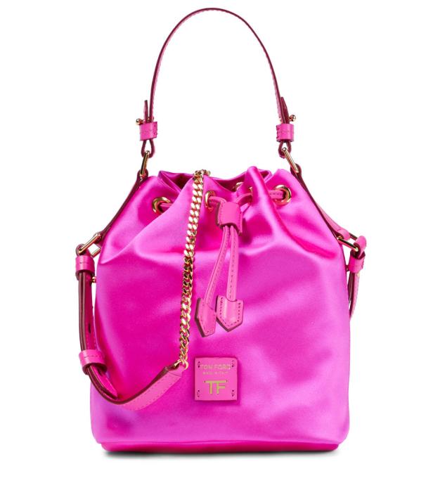 Eine pinkfarbene Tom Ford Handtasche aus Satin mit goldenen Details.