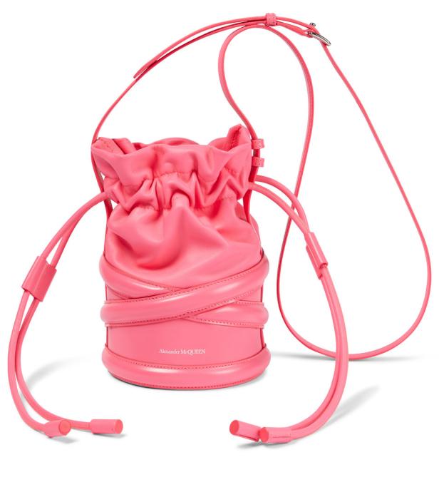 Eine pinkfarbene „Alexander McQueen“ Bucket Bag mit Kordelzug und schmalem Schulterriemen.