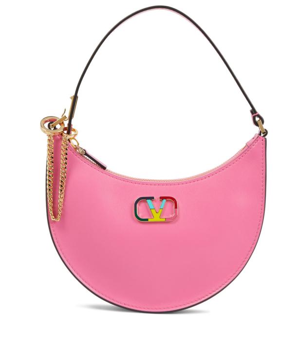 Eine rosa Valentino Handtasche mit goldenen Ketten und einem farbigen Logo.