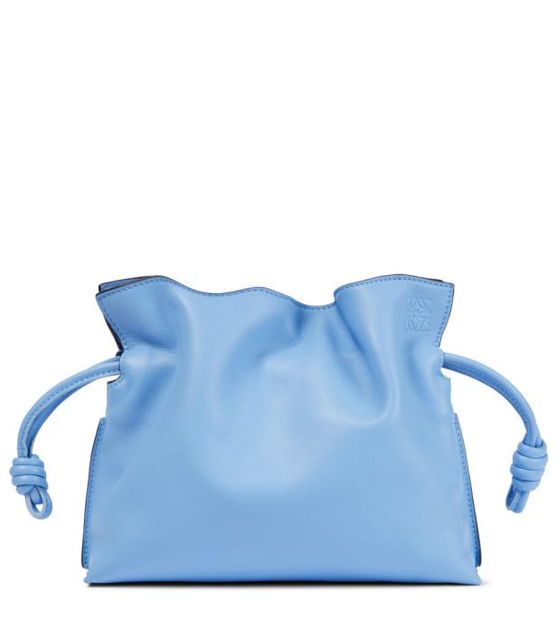 Eine hellblaue Loewe Flamenco Clutch aus Leder mit gerafftem Verschluss und Knoten-Details.