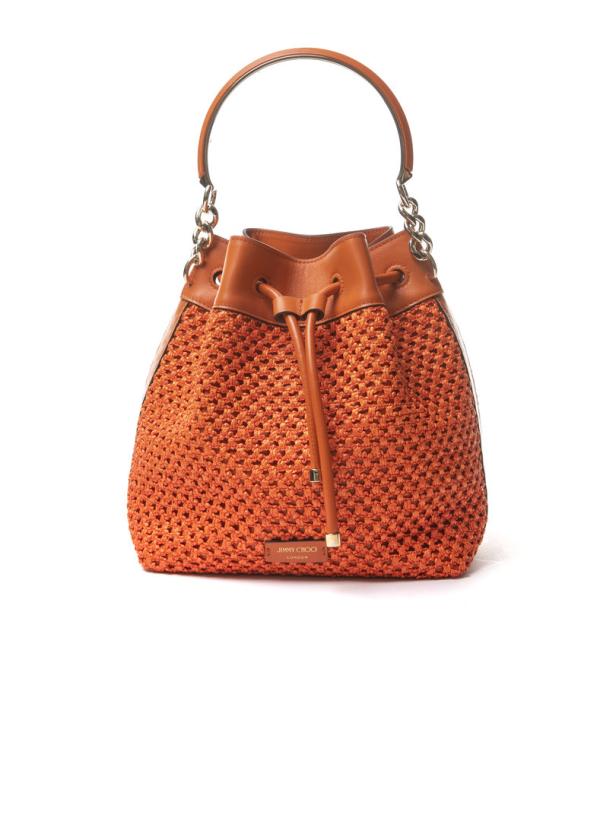 Eine orangefarbene Jimmy Choo Handtasche mit Lederdetails und Kordelzugverschluss.