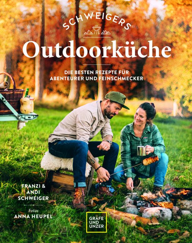 Das Cover von „Schweigers Outdoorküche“ zeigt zwei Personen am Lagerfeuer.