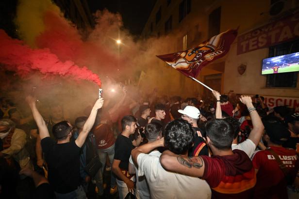 Roma fans celebrate Europa Conference League title 