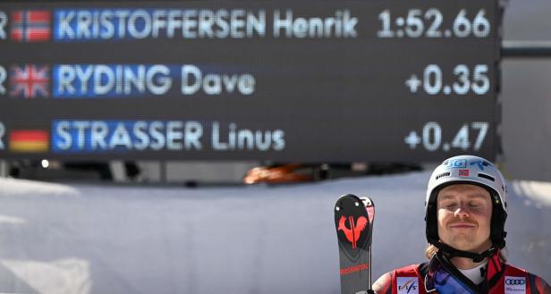 Henrik Kristoffersen freut sich über sein Ergebnis beim Ski Weltcup, Linus Strasser ist Dritter.