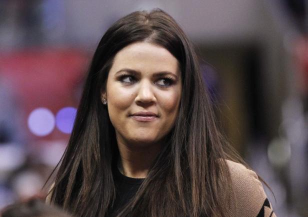 Khloé Kardashian schaut aufmerksam zur Seite.