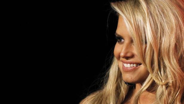 Jessica Simpson lächelt mit blonden Haaren im Profil.