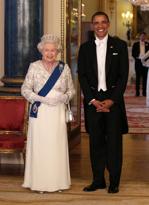 Königin Elisabeth II. und Barack Obama posieren für ein Foto.