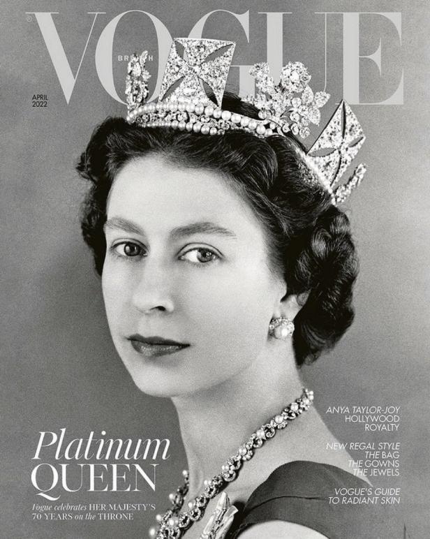 Schwarz-Weiß-Porträt von Königin Elisabeth II. auf dem Cover der Vogue, April 2022.