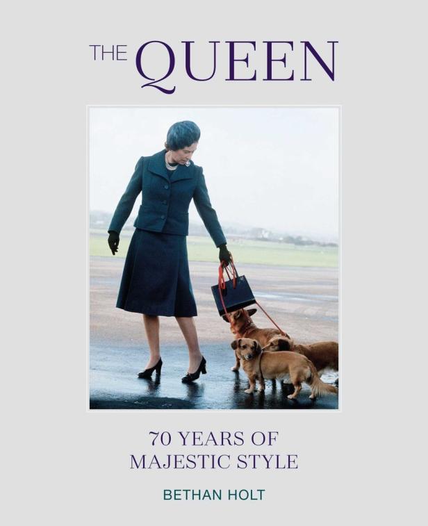 Das Cover des Buches „The Queen: 70 Years of Majestic Style“ von Bethan Holt zeigt Königin Elizabeth mit ihren Hunden.