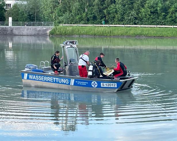 ++ HANDOUT ++ SALZBURG: BERGUNG EINES UNBESETZTEN KLEIN-LKW AUS SALZACH VORERST GESCHEITERT Bergung eines Kleintransporters aus der Salzach gescheitert