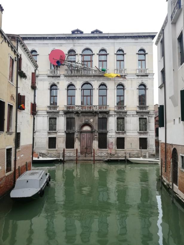 Materialschlacht am Canal Grande im Fahrwasser der Venedig-Biennale