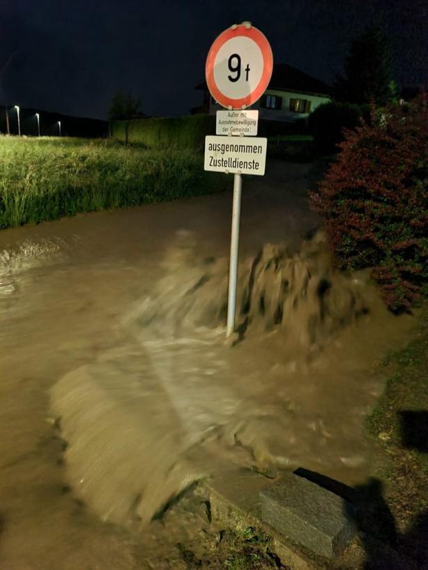 Unwetter: Lenker aus Pkw gerettet, schwerer Hagel in Kärnten
