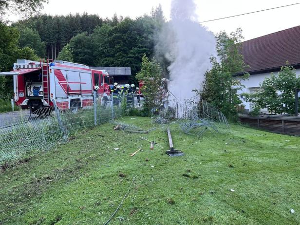 St. Peter/Au: Betrunkener krachte in Bachböschung, Wagen brannte aus