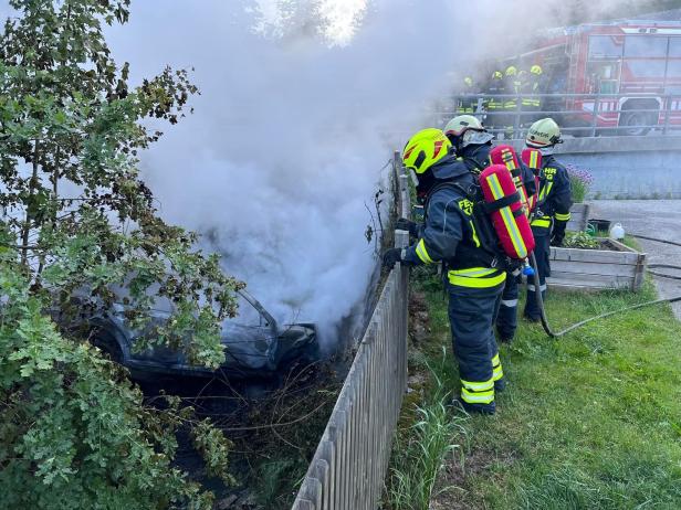 St. Peter/Au: Betrunkener krachte in Bachböschung, Wagen brannte aus