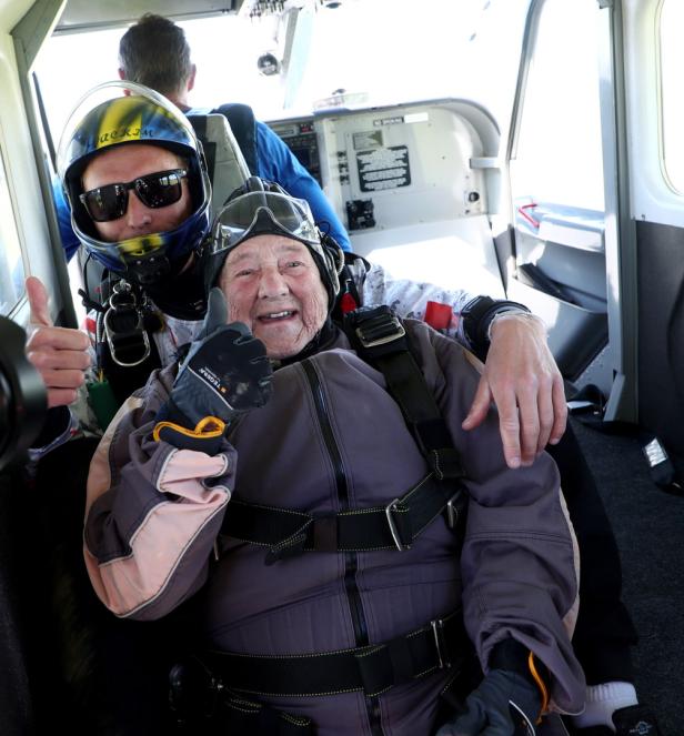 Weltrekord: 103-jährige Schwedin absolviert Fallschirmsprung