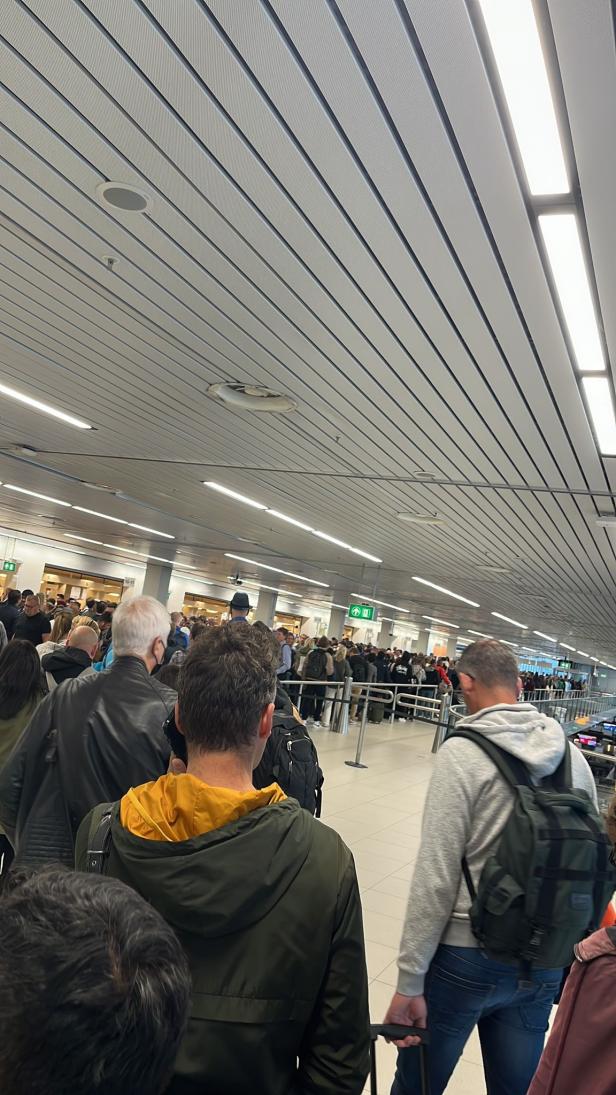 Verpasste Flüge, lange Warteschlangen: Flughafen-Chaos in Amsterdam