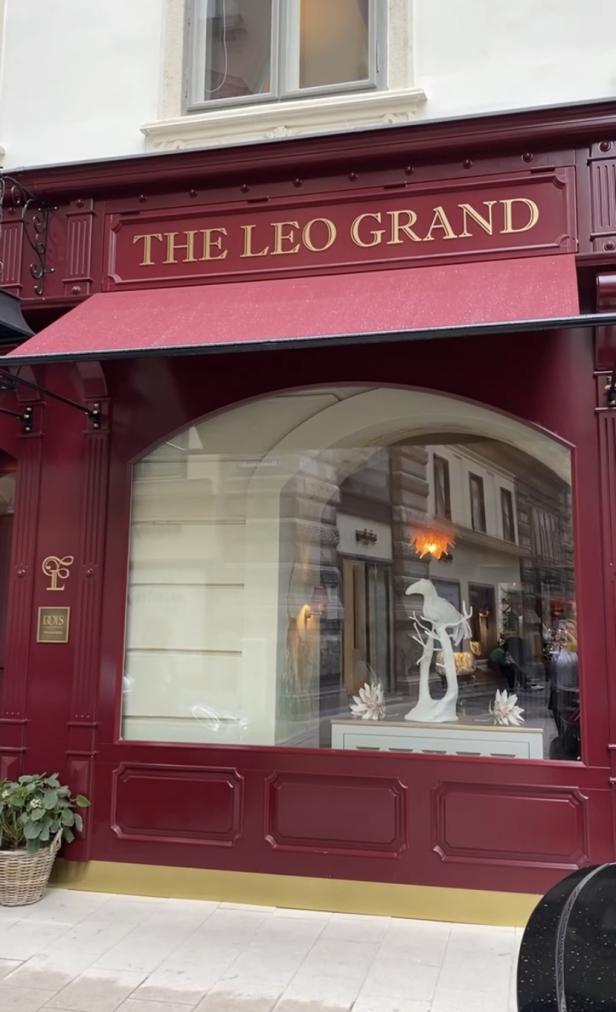 Die Fassade des „The Leo Grand“ mit einem Schaufenster, in dem eine Vogelstatue steht.