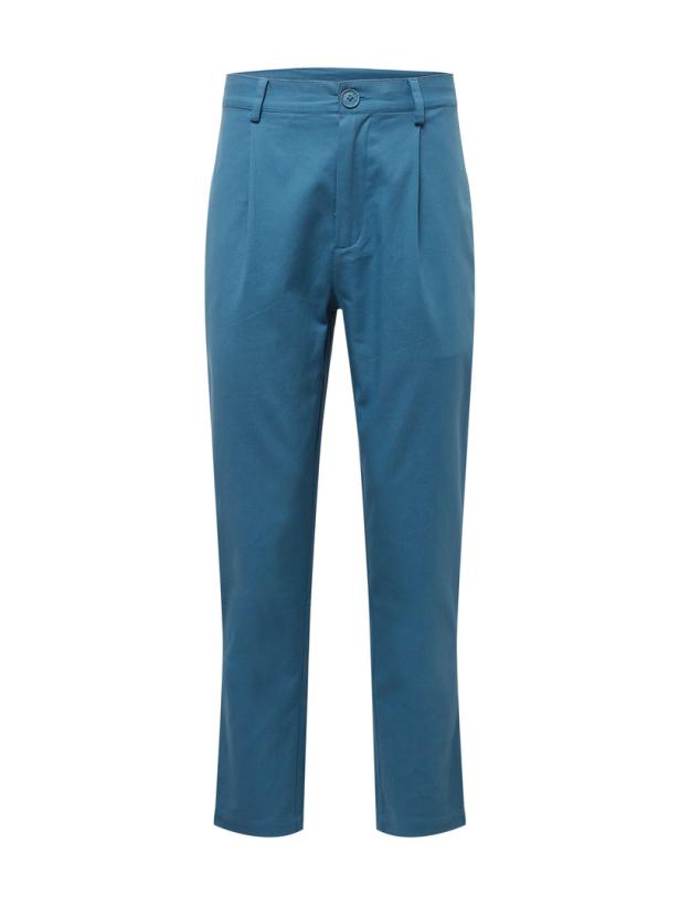 Eine blaue Stoffhose mit Bügelfalte vor einem weißen Hintergrund.
