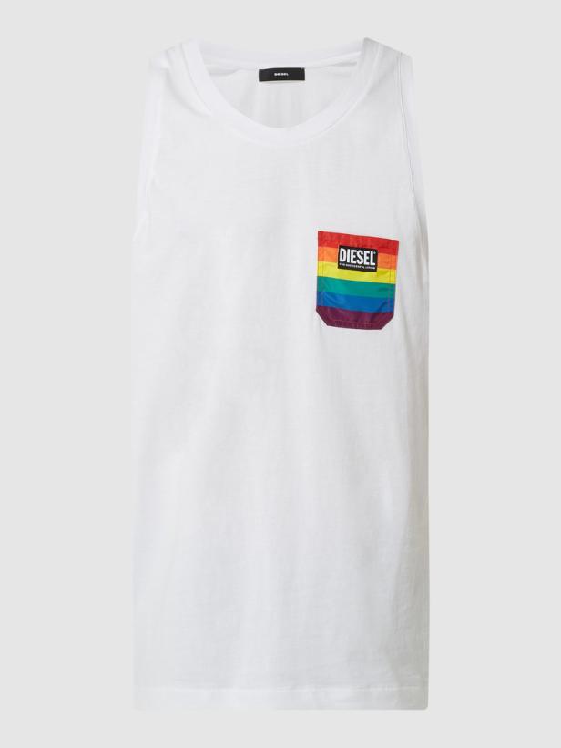 Ein weißes Tanktop mit einer Regenbogen-Tasche von Diesel.