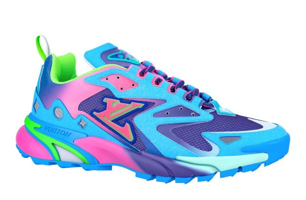 Ein farbenfroher Louis Vuitton Sneaker in Blau-, Pink- und Lilatönen.