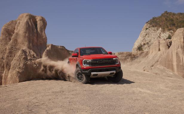 Toyota Hilux GR Sport & Ford Ranger Raptor: Die wilden Pick-ups kommen