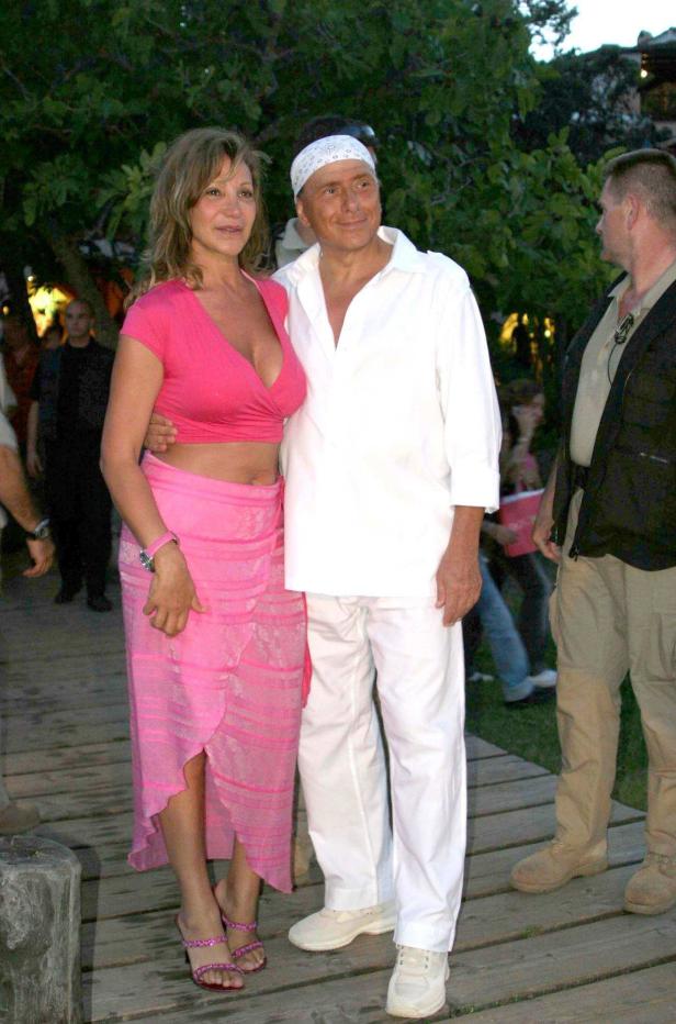 Berlusconi tanzt auf Michelle Hunzikers Hochzeit