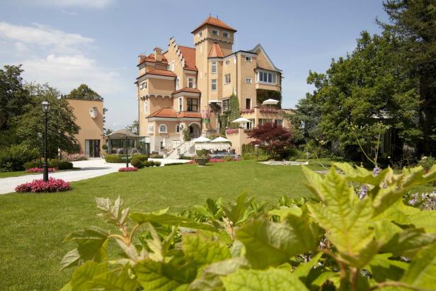 Ein großes, mehrstöckiges Gebäude mit einem gepflegten Rasen im Vordergrund.