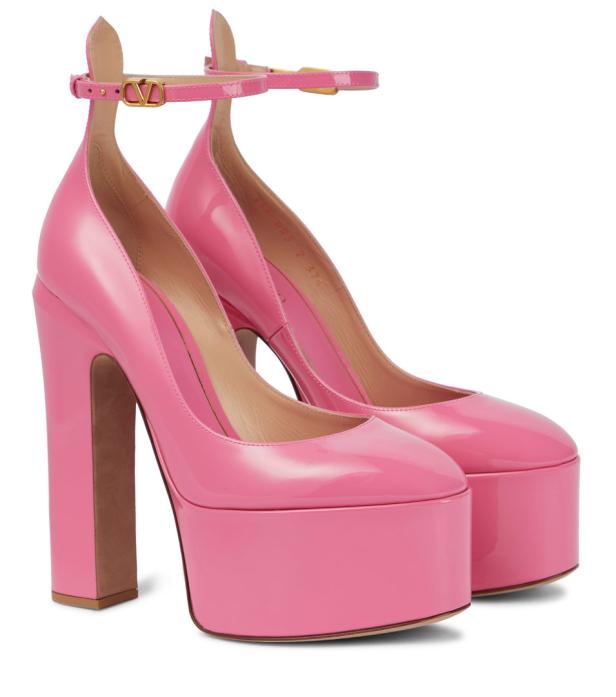 Zwei pinkfarbene Plateau-Pumps mit Knöchelriemen stehen nebeneinander.