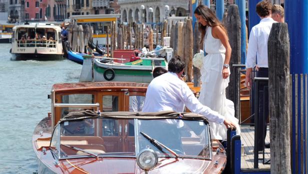 Eine Braut steigt in Venedig in ein Wassertaxi.