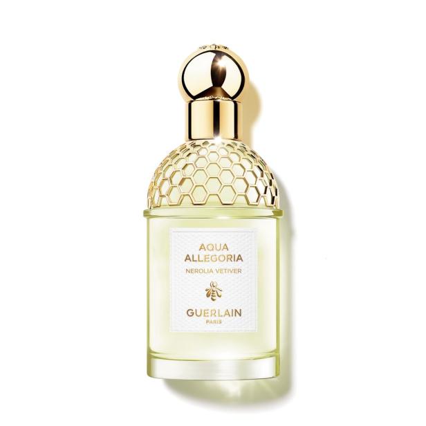 Eine Flasche „Aqua Allegoria Nerolia Vetiver“ von Guerlain mit goldenem Wabendeckel.