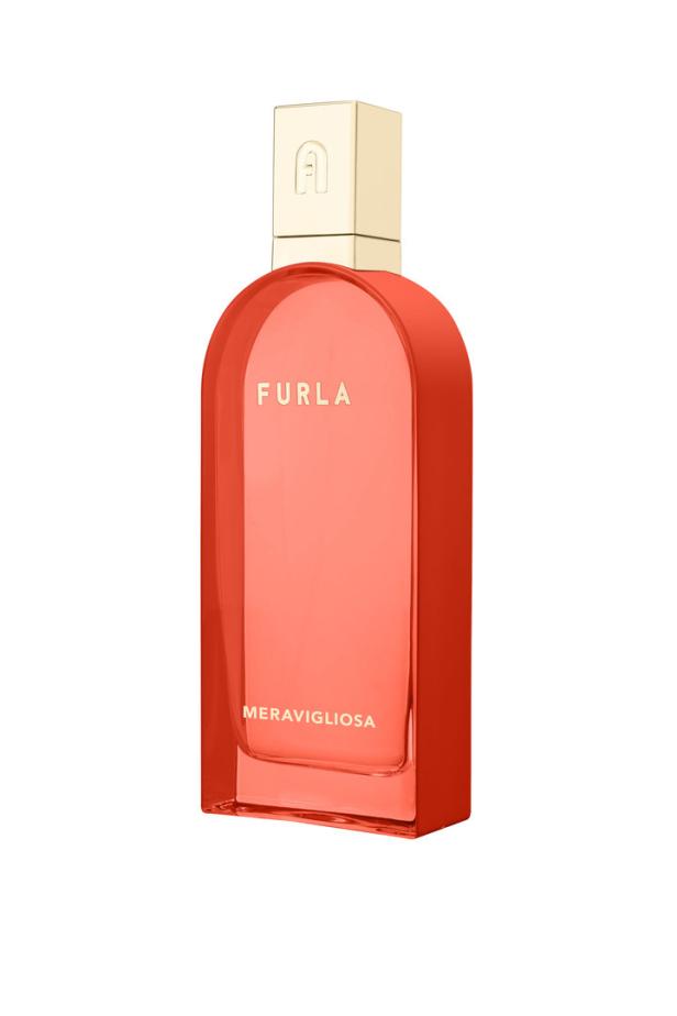 Eine Flasche „Furla Meravigliosa“ Parfüm in einem rötlichen Farbton.