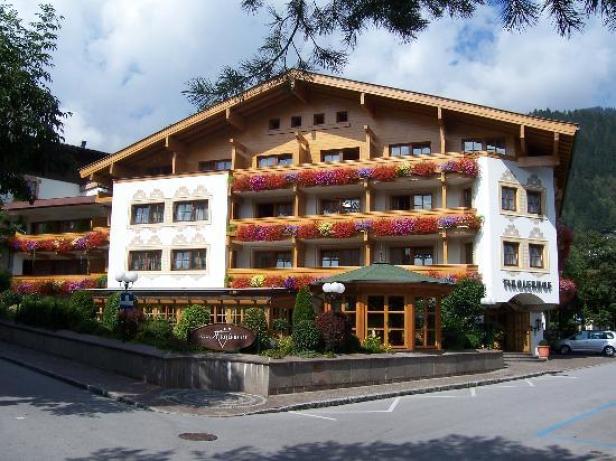 Ein Hotel mit blumengeschmückten Balkonen in einer ländlichen Gegend.