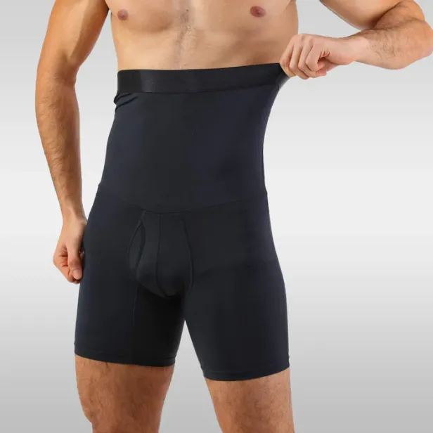 Ein Mann trägt eine schwarze Shapewear-Hose mit hohem Bund.