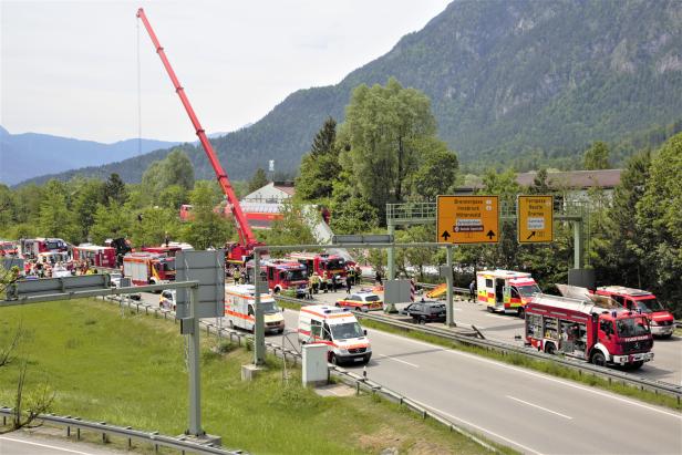 Vier Tote bei Zugsunglück in Bayern, 14 Menschen noch vermisst