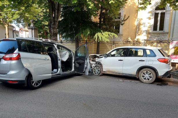 Lenker fuhr in Baden absichtlich in Gegenverkehr: Drei Personen verletzt