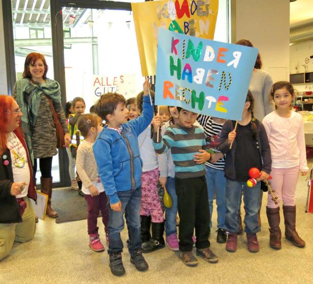 Eine Gruppe Kinder demonstriert mit Schildern für ihre Rechte.