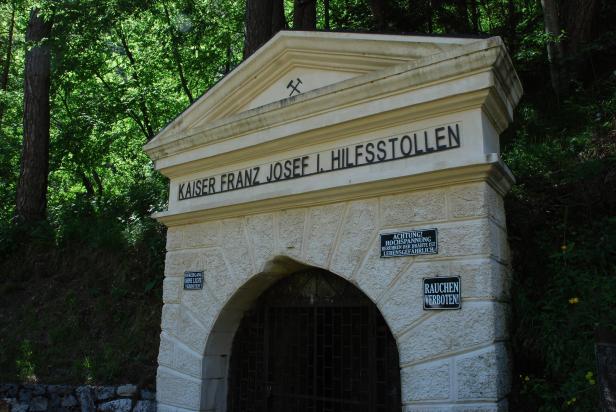 Der Eingang zum Kaiser Franz Josef I. Hilfsstollen mit Warnschildern.