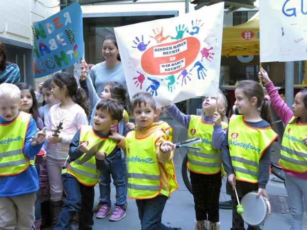 Eine Gruppe Kinder demonstriert mit Schildern für ihre Rechte.