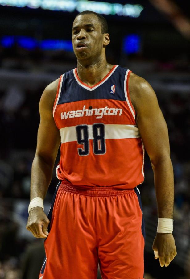 Ein Basketballspieler der Washington Wizards mit der Nummer 98 auf seinem Trikot.