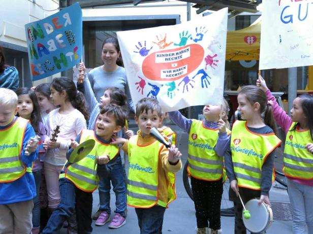 Eine Gruppe Kinder demonstriert mit Schildern für ihre Rechte.