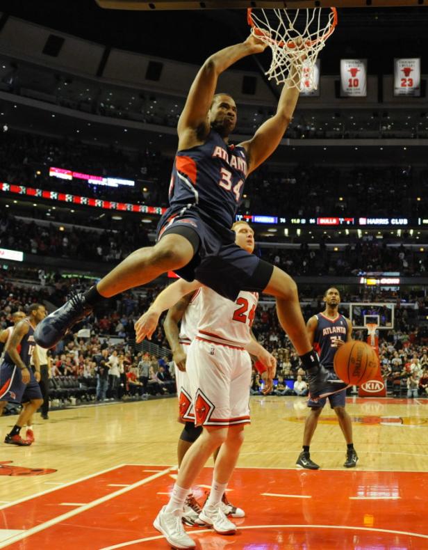 Ein Basketballspieler von Atlanta dunkt den Ball über einen Spieler der Chicago Bulls.