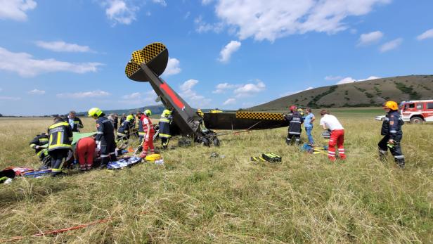 Zwei Verletzte nach Flugzeugabsturz im Bezirk Bruck a.d. Leitha