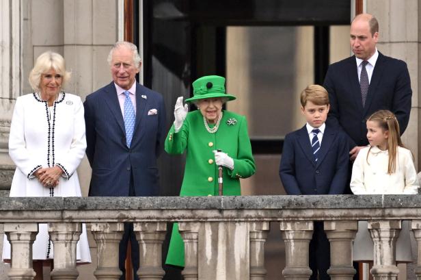 Queen zeigt sich zum Abschluss noch einmal überraschend am Balkon