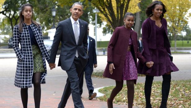 Die Familie Obama geht Hand in Hand spazieren.