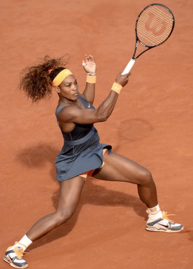 Serena Williams schlägt einen Ball während eines Tennisspiels.