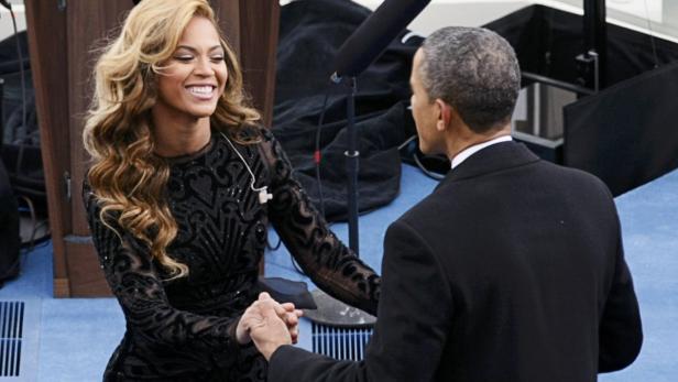 Beyoncé und Barack Obama schütteln sich die Hände.