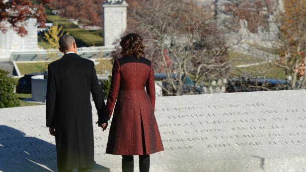 Barack und Michelle Obama besuchen das Grab von John F. Kennedy.