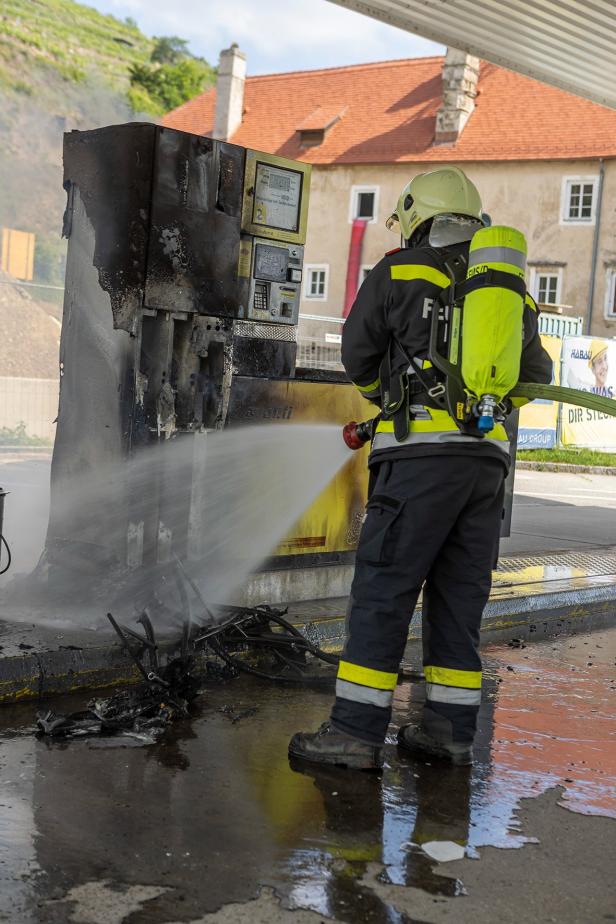 Brennende Zapfsäule sorgte für Feuerwerhr-Großeinsatz in Krems