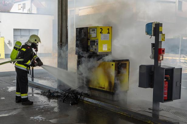 Brennende Zapfsäule sorgte für Feuerwerhr-Großeinsatz in Krems